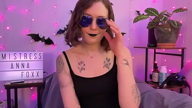 mistressannafoxx online show from November 6, 9:59 pm