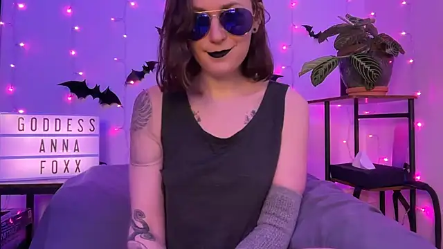 mistressannafoxx online show from December 18, 9:43 pm