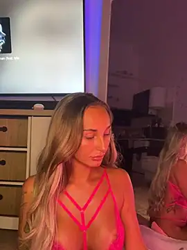 Snapshot of Rosieredxox chatting on July 7, 8:46 pm Rosieredxox online show from July 7, 8:46 pm