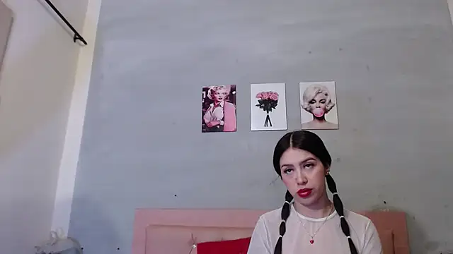 Snapshot of Olivia_Spear chatting on October 18, 12:17 pm Olivia Spear online show from October 18, 12:17 pm
