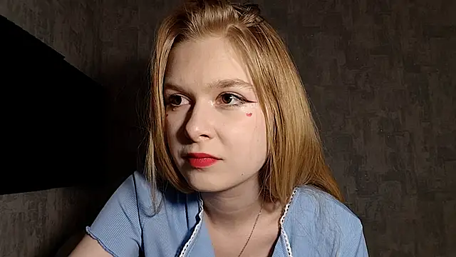 Snapshot of LiaVibes chatting on October 14, 7:53 am LiaVibes online show from October 14, 7:53 am