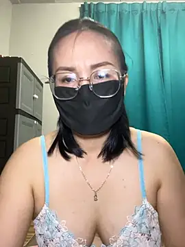 melyiaaa online show from April 22, 2:40 pm