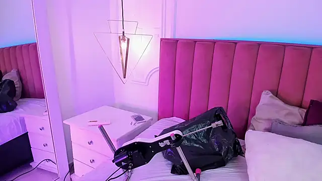 Tessa Sinclaire online show from April 22, 8:32 pm