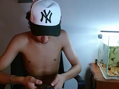 Snapshot of Xtremeplay_18 chatting on September 26, 8:13 pm Xtremeplay 18 online show from September 26, 8:13 pm