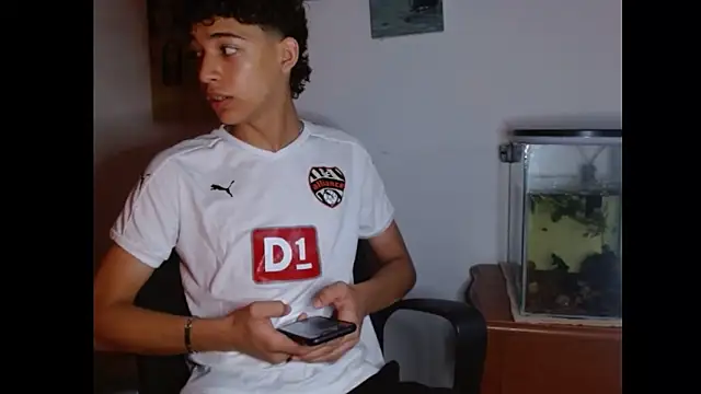 Snapshot of Xtremeplay_18 chatting on October 10, 7:57 pm Xtremeplay 18 online show from October 10, 7:57 pm