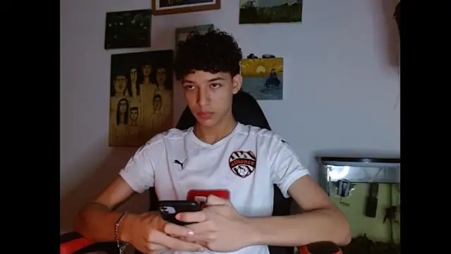 Snapshot of Xtremeplay_18 chatting on October 24, 9:22 pm Xtremeplay 18 online show from October 24, 9:22 pm