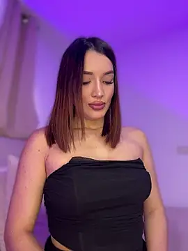 Snapshot of Bella-taylorr chatting on May 11, 11:38 am Bella-taylorr online show from May 11, 11:38 am