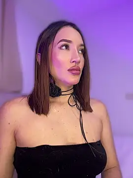 Snapshot of Bella-taylorr chatting on May 25, 11:27 am Bella-taylorr online show from May 25, 11:27 am