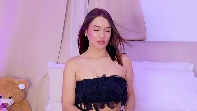 Snapshot of Bella-taylorr chatting on June 6, 12:32 pm Bella-taylorr online show from June 6, 12:32 pm