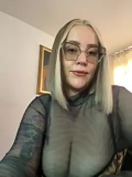 Snapshot of CurvyLust_x chatting on June 3, 2:33 pm CurvyLust x online show from June 3, 2:33 pm