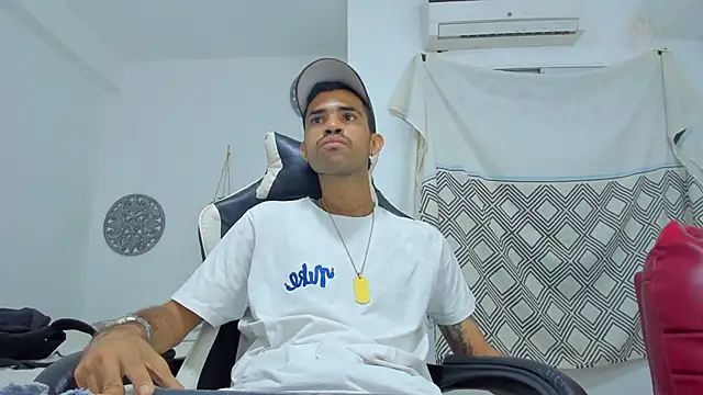 adri sexboy229 online show from October 14, 12:55 am