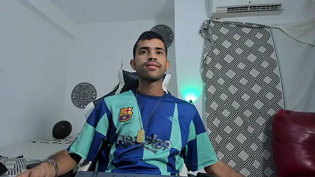 adri sexboy229 online show from October 17, 6:05 am