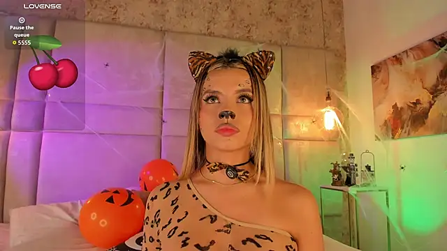 Mily Vermont online show from October 31, 9:05 pm