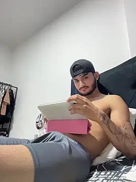 Snapshot of Nas-z09 chatting on February 5, 7:51 pm Nas-z09 online show from February 5, 7:51 pm