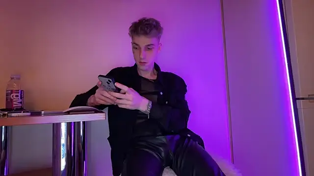 Snapshot of davesinner chatting on April 6, 3:37 am davesinner online show from April 6, 3:37 am