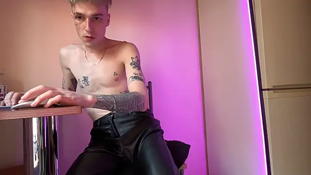 Snapshot of davesinner chatting on April 6, 4:46 am davesinner online show from April 6, 4:46 am