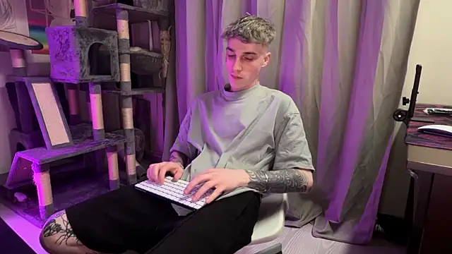 Snapshot of davesinner chatting on April 14, 6:25 pm davesinner online show from April 14, 6:25 pm