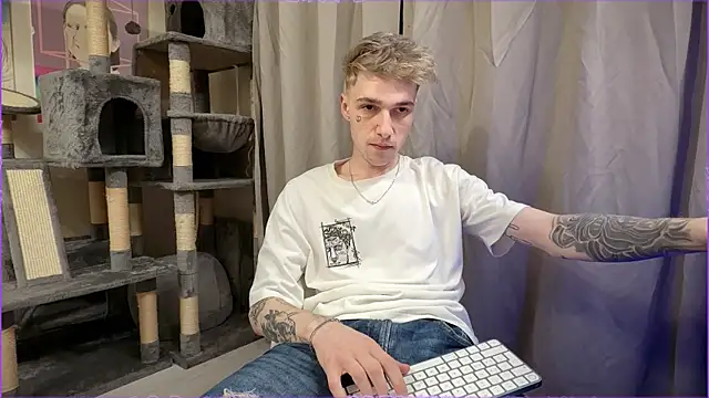 Snapshot of davesinner chatting on May 4, 7:10 pm davesinner online show from May 4, 7:10 pm