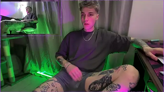 Snapshot of davesinner chatting on May 8, 2:39 am davesinner online show from May 8, 2:39 am