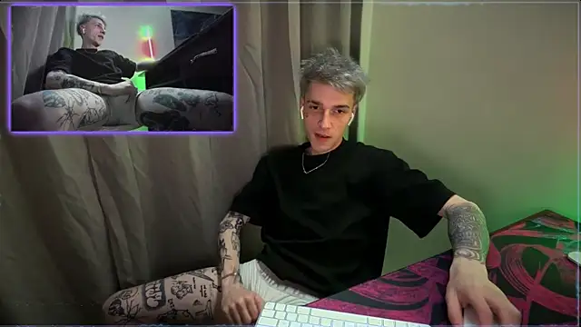 Snapshot of davesinner chatting on May 21, 12:28 am davesinner online show from May 21, 12:28 am