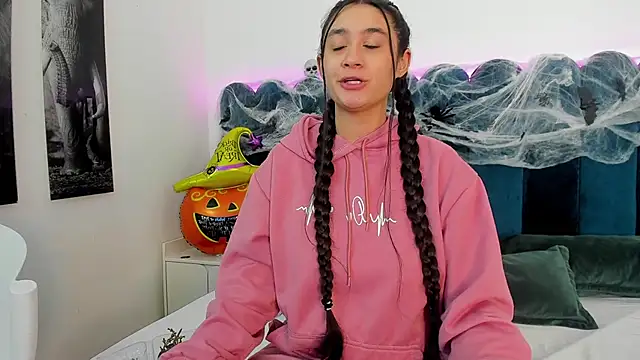 Snapshot of EmilyHanks_ chatting on October 24, 11:34 pm EmilyHanks online show from October 24, 11:34 pm