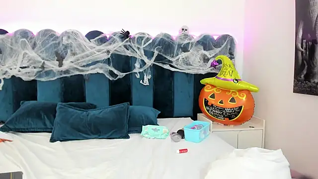 Snapshot of EmilyHanks_ chatting on November 1, 12:34 am EmilyHanks online show from November 1, 12:34 am