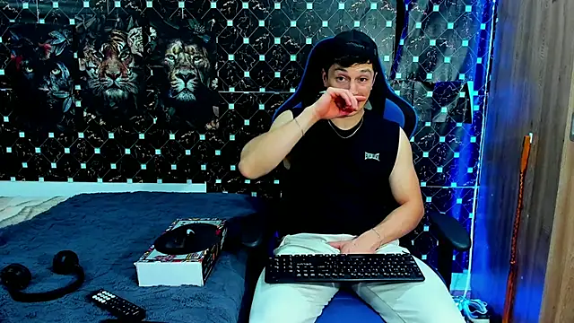 Snapshot of javiersexymann chatting on May 27, 5:04 am javiersexymann online show from May 27, 5:04 am