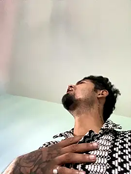 Snapshot of gets1998 chatting on October 10, 5:39 am gets1998 online show from October 10, 5:39 am