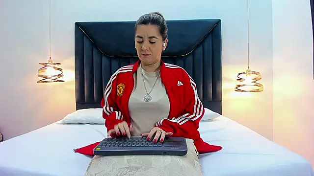 Snapshot of AuraEvens chatting on September 16, 12:17 pm AuraEvens online show from September 16, 12:17 pm