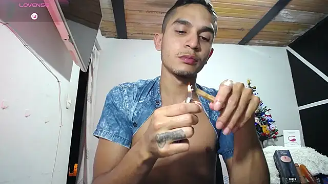 Snapshot of Angel_latinboy chatting on December 7, 1:25 am Angel latinboy online show from December 7, 1:25 am