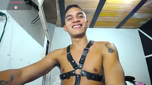 Snapshot of Angel_latinboy chatting on January 9, 10:20 pm Angel latinboy online show from January 9, 10:20 pm