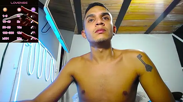 Snapshot of Angel_latinboy chatting on January 17, 1:57 am Angel latinboy online show from January 17, 1:57 am