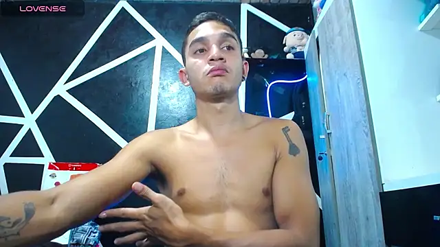 Snapshot of Angel_latinboy chatting on February 19, 9:03 pm Angel latinboy online show from February 19, 9:03 pm