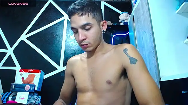 Snapshot of Angel_latinboy chatting on February 20, 1:36 am Angel latinboy online show from February 20, 1:36 am