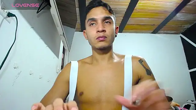 Snapshot of Angel_latinboy chatting on March 4, 9:11 pm Angel latinboy online show from March 4, 9:11 pm