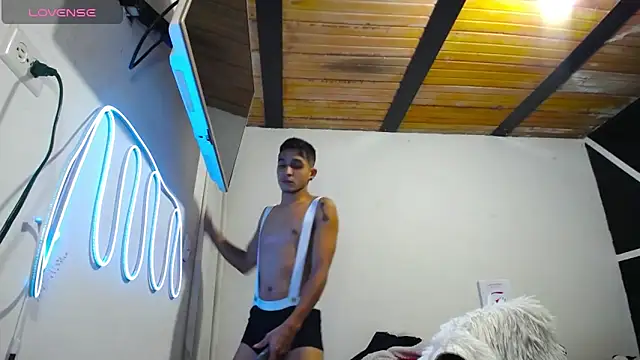 Snapshot of Angel_latinboy chatting on March 5, 1:31 am Angel latinboy online show from March 5, 1:31 am
