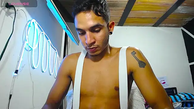 Snapshot of Angel_latinboy chatting on March 11, 1:05 am Angel latinboy online show from March 11, 1:05 am