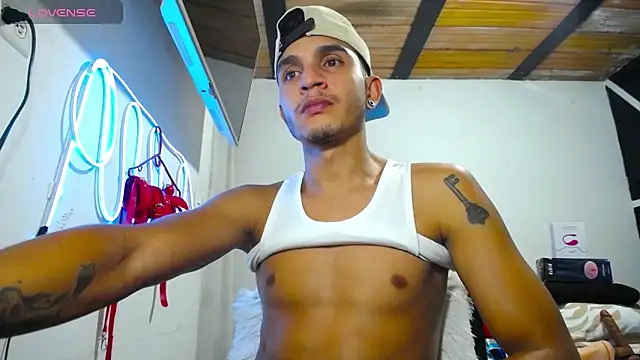Snapshot of Angel_latinboy chatting on March 13, 1:21 am Angel latinboy online show from March 13, 1:21 am