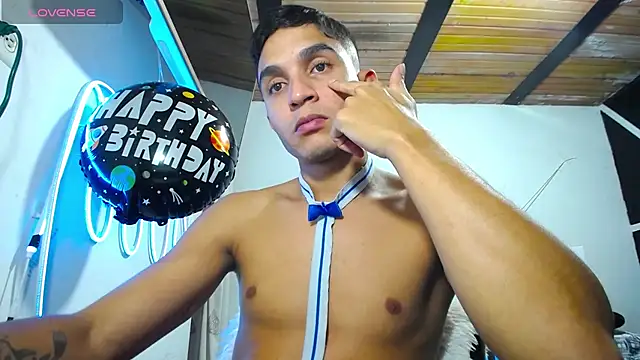 Snapshot of Angel_latinboy chatting on March 17, 10:28 pm Angel latinboy online show from March 17, 10:28 pm