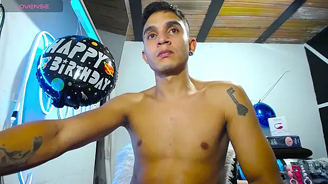 Snapshot of Angel_latinboy chatting on March 18, 1:43 am Angel latinboy online show from March 18, 1:43 am