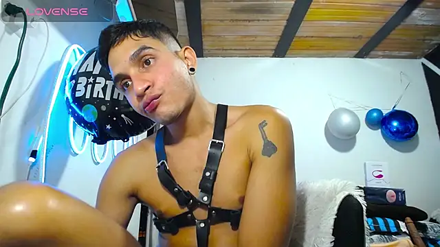 Snapshot of Angel_latinboy chatting on March 20, 4:29 am Angel latinboy online show from March 20, 4:29 am