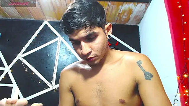 Snapshot of Angel_latinboy chatting on October 1, 9:21 pm Angel latinboy online show from October 1, 9:21 pm