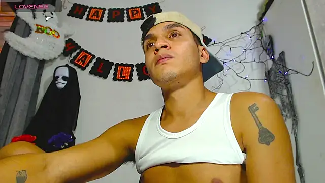 Snapshot of Angel_latinboy chatting on October 21, 7:36 pm Angel latinboy online show from October 21, 7:36 pm