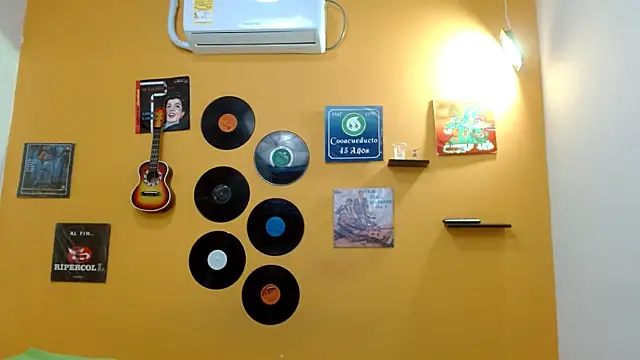 skinnyverus18 online show from October 31, 7:04 pm