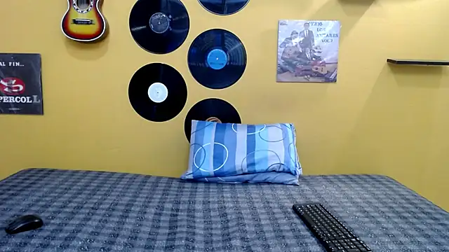 skinnyverus18 online show from February 8, 7:28 pm