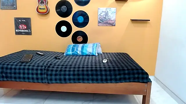 skinnyverus18 online show from February 9, 7:07 pm