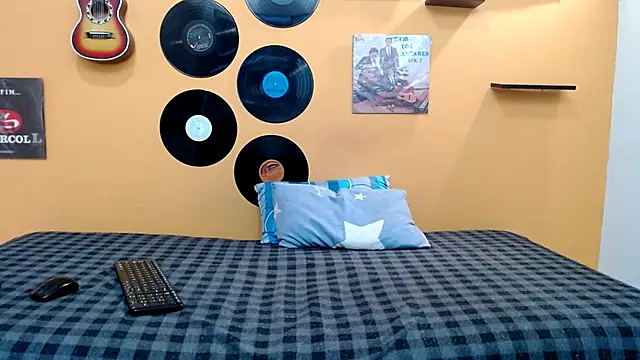 skinnyverus18 online show from February 18, 7:43 pm