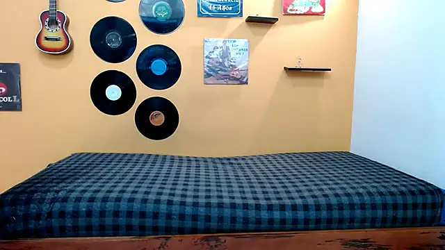 skinnyverus18 online show from March 8, 7:17 pm