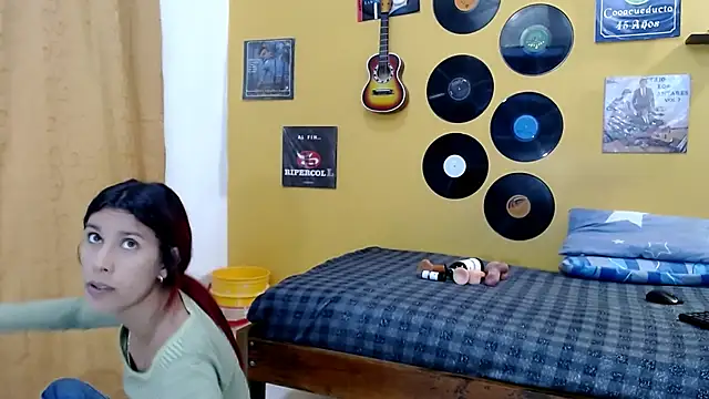 skinnyverus18 online show from March 13, 7:09 pm