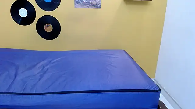 skinnyverus18 online show from April 3, 7:01 pm